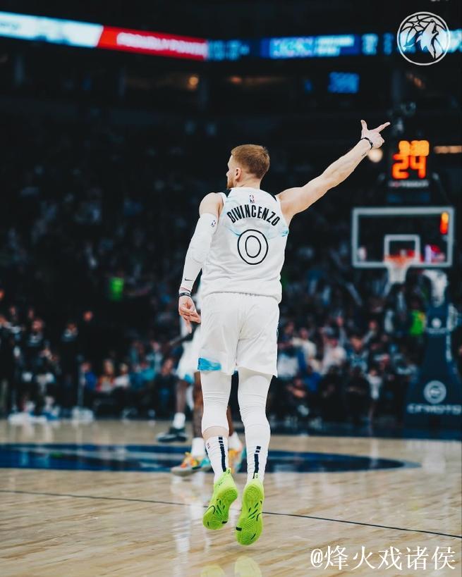 迪温琴佐11分7助攻表现抢眼,三分神准助力大胜 迪温琴佐11分7助攻表现抢眼,三分神准助力大胜